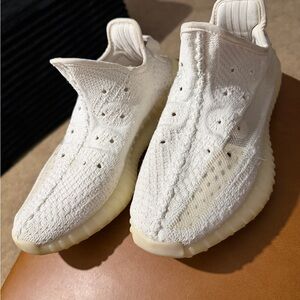 Yeezy 350 v2 Sneakers missing 1 shoelace